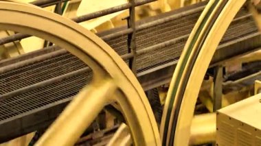 Dev endüstriyel kablo makaralarının yakın çekim klipsi. Yüksek kaliteli 4K görüntüler, çalışan eski model teleferik itiş sistemini gösteriyor