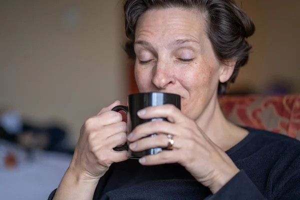 Kvinna Med Svart Topp Årsåldern Njuter Kopp Kaffe Ett Hotell — Stockfoto