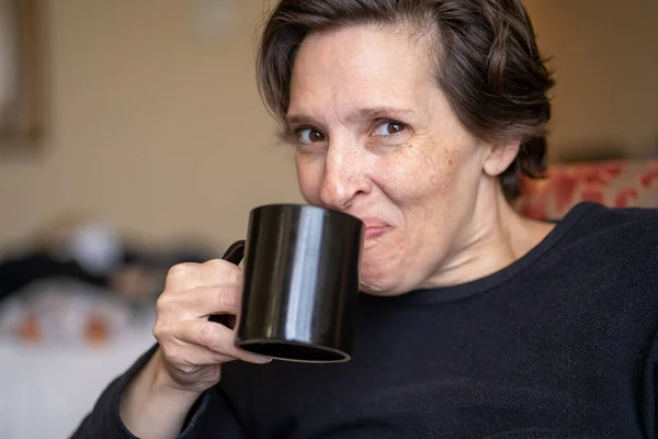 Kobieta Czarnej Bluzce Pięćdziesiątce Pijąca Kawę Hotelu Naturalnym Światłem — Zdjęcie stockowe