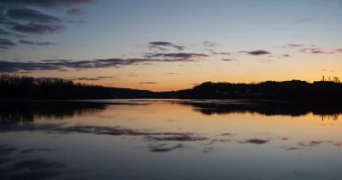 Connecticut Nehri üzerinde gün doğumunun simetrik zamanlaması. Yüksek kalite 4k görüntü