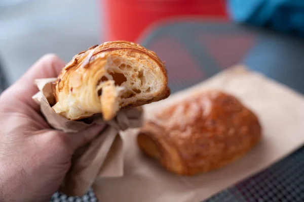 Croissant Amêndoa Segurado Pela Mão Homem Fora Cafe Outro Pastelaria — Fotografia de Stock