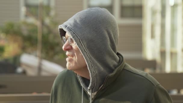 Yaşlı Bir Adamın Yaşlarının Sonundaki Dar Klipsi Kapüşonunu Kapatır Soğuk — Stok video