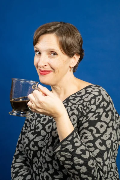Kobieta Delektująca Się Czarną Kawą Wysokiej Jakości Zdjęcie Studyjne Zostało — Zdjęcie stockowe