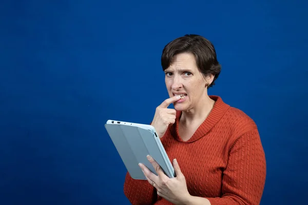 Una Mujer Reacciona Lector Electrónico Con Suéter Naranja Clima Frío —  Fotos de Stock