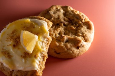 Pembe arka planda Gormet Limonlu Kurabiye