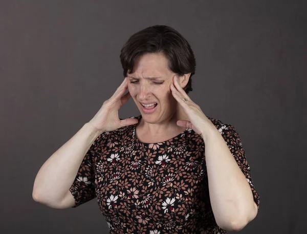 Migren Ağrısı Çeken Yaşlarda Bir Kadın Fiziksel Rahatsızlığı Olan Bir — Stok fotoğraf