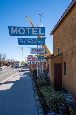 Lone Pine, CA, ABD - 9 Şubat 2023 - Whitney Dağı Motel tabelası açık mavi gökyüzüne karşı