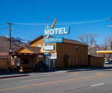 Lone Pine, CA, ABD - 9 Şubat 2023 - Whitney Dağı Motel tabelası açık mavi gökyüzüne karşı