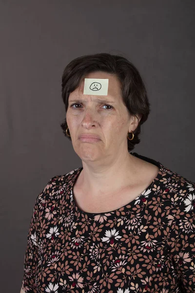 Mujer Con Dolor Con Una Cara Triste Pegatina Frente Foto —  Fotos de Stock
