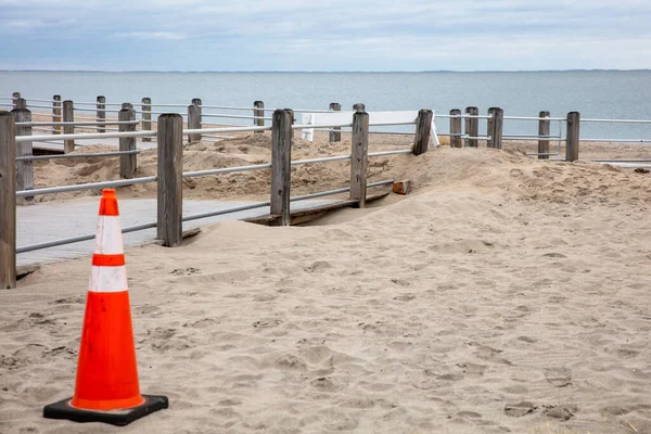 Koncepcja Zmiany Klimatu Pokazująca Naprawę Erozji Plaży Zimie — Zdjęcie stockowe
