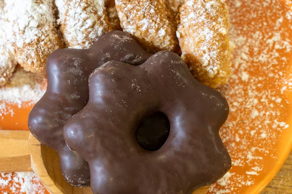 用甜甜圈和糖粉包裹在橙子盘上的巧克力食品 — 图库照片