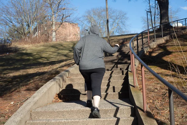 过磅的女人在冬天爬到外面的楼梯上 积极的生活方式积极的身体形象概念 — 图库照片