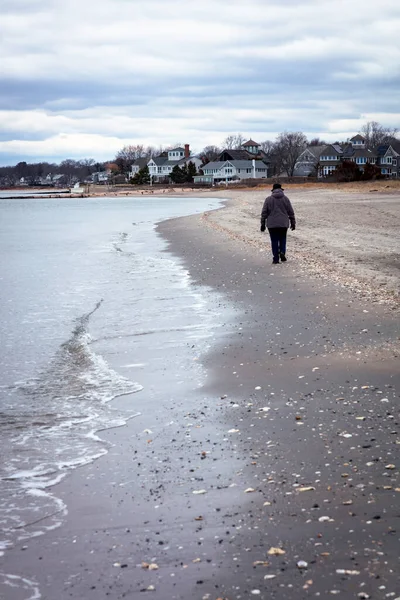 Lone Figure Walking Sandy Beach Back Take Peaceful Coast Rolling — Stock Photo, Image