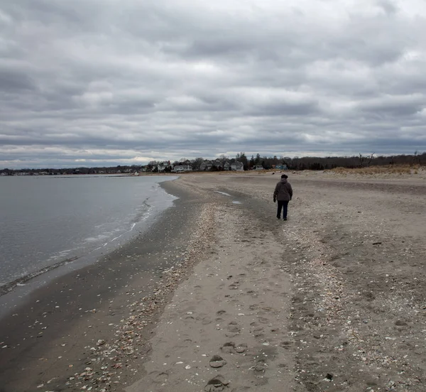 Uma Figura Solitária Andando Longo Praia Areia Suas Costas Para — Fotografia de Stock