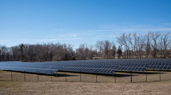Fazenda Painel Solar Inverno Dia Ensolarado Brilhante Com Céus Azuis — Fotografia de Stock