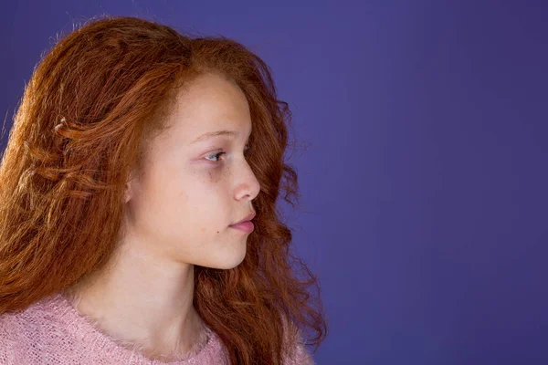 Een Close Portret Van Een Jonge Gemengde Roodharige Pre Tiener — Stockfoto