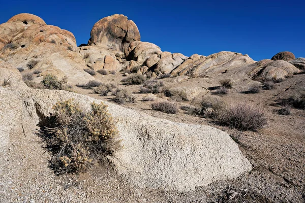 Okouzlující Kalifornská Krajina Kamenitým Terénem Klidnou Oblohou Bez Lidí — Stock fotografie