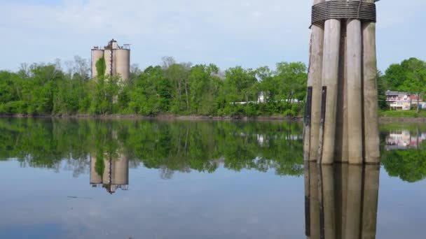 康涅狄格河上中午时分的宁静美丽 沐浴在温暖的阳光下 这段视频慢慢地放大了落基山风景如画的风景 现场展示了一个100岁的被遗弃者 — 图库视频影像