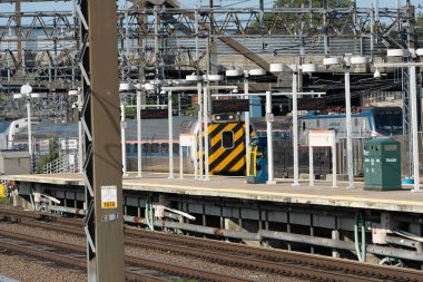 New Haven, CT, ABD - 12 Ağustos 2023 - Sıcak bir yaz sabahı bir Amtrak treni Union İstasyonu 'na doğru yola çıkar. Yüksek kalite fotoğraf
