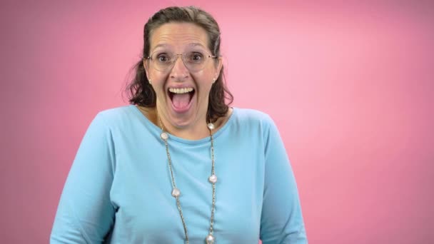 Kvinna Som Pratar Blir Till Skratt Rolig Reaktion Begreppet Social — Stockvideo
