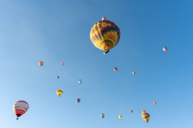 Albuquerque NM, ABD - 7 Ekim 2023 - Açık bir günün şafağında Albuquerque Balon Festivali 'nde sıcak hava balonları havalanacak