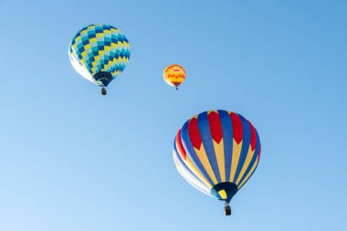 Albuquerque NM, ABD - 7 Ekim 2023 - Açık bir günün şafağında Albuquerque Balon Festivali 'nde sıcak hava balonları havalanacak