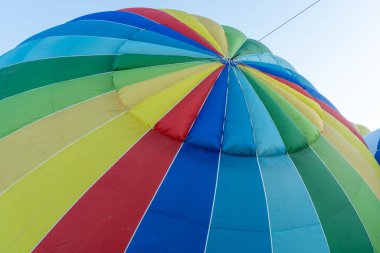 Albuquerque NM, ABD - 7 Ekim 2023 - Açık bir günün şafağında Albuquerque Balon Festivali 'nde sıcak hava balonları havalanacak