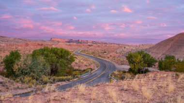 Utah 'taki bir kaya oluşumunun öğleden sonra güneşinin yönlü görüntüsü. Milyonlarca yıllık jeolojik aktiviteyi ve dolambaçlı bir yolu gösteren yüksek kaliteli bir fotoğraf.