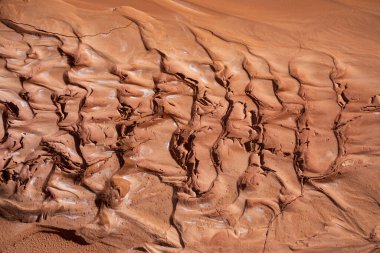 Çölün ortasında kurumuş çamura yakın çekim. Utah, ABD 'de su baskını ve kurutma döngüsünü gösteren yüksek kaliteli fotoğraf.