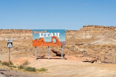 Chapel Hill, UT, ABD - 10 Ekim 2023 Utah - Utah 162 no 'lu otobanda Yaşam Yükseltilmiş Eyalet Hoş Geldiniz tabelası. 