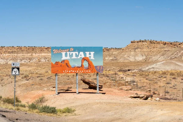Chapel Hill, UT, ABD - 10 Ekim 2023 Utah - Utah 162 no 'lu otobanda Yaşam Yükseltilmiş Eyalet Hoş Geldiniz tabelası. 