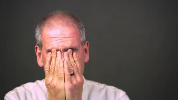 Homem Sessenta Anos Põe Mãos Cara Frustração Vídeo Câmara Lenta — Vídeo de Stock