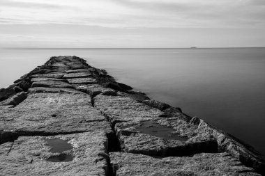 Connecticut 'ta soğuk bir günde Long Island Sound' a ulaşan kaya iskelesi.