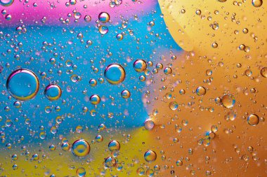 Parlak zemin üzerinde yağ ve su bulunan soyut bir arkaplan. Desenli konsept.