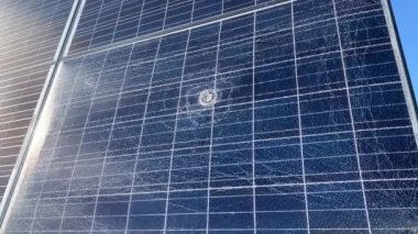 Sağ alt kısma çarpan bir güneş panelinin elle tutulan klipsi. Yüksek kalite 4k görüntü