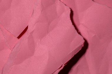 Pembe desenli arka plan yırtık ve buruşuk kağıtların fotoğrafı. 