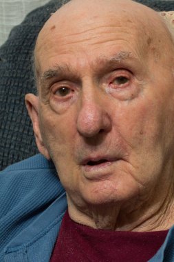 80 'li yaşların sonlarında yaşlı bir adam kameraya bakıyor. Bu yakın plan portrede, Strondg Directional Light' ta.