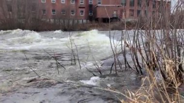 Sel suları baharın başlarında Güney New Hampshire 'da bir nehirden aşağı akar..