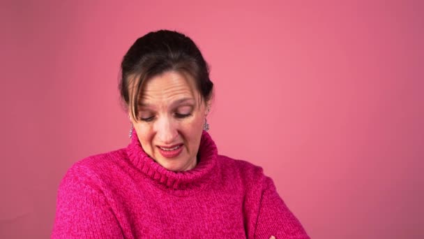 Femeie Serioasă Își Traversează Brațele Face Față Frustrată Făcând Scurt — Videoclip de stoc