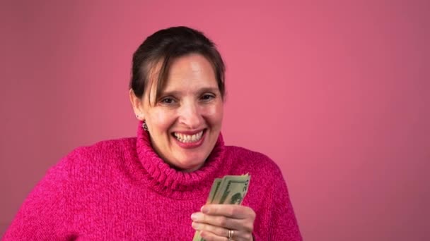 Μια Ευτυχισμένη Γυναίκα Χαμογελά Και Δίνει Χρήματα Ένα Πρόσωπο Αριστερά — Αρχείο Βίντεο