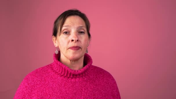 Düşünceli Orta Yaşlı Bir Kadın Kameraya Bakar Sakinleştirici Bir Teknikmiş — Stok video