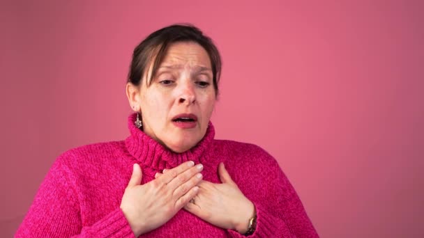 Mulher Meia Idade Tendo Ataque Ansiedade Com Desconforto Peito — Vídeo de Stock