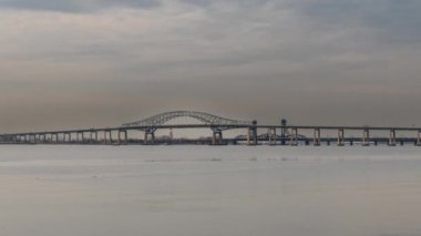 Gri sisli bir günde, Kuzey Newark üzerinde 78 nolu karayolu köprüsü Kuzey New Jersey 'de sanayi bölgesine ulaşıyor.