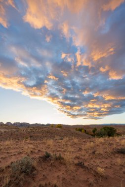 Güzel gündoğumu çöl manzarası dikey oryantasyon Utah kurak bulutlar