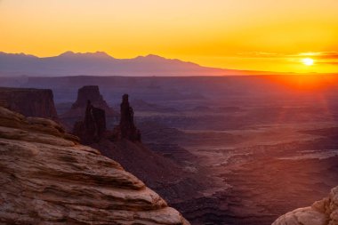 Canyonlands Ulusal Parkı 'nda gün doğumu açık bir sonbahar sabahı