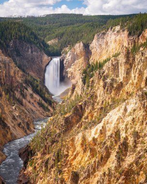 Yellowstone Ulusal Parkı 'ndaki Lower Falls Sanatçı Noktasından Bulutlu bir günde