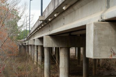 Aşağıdaki yaya geçidinden alınmış modern eyaletler arası köprü. modern altyapı kavramı.