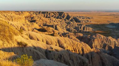 Güney Dakota 'nın çorak topraklarında gün batımı yavaşça yer yüzünde ilerliyor..