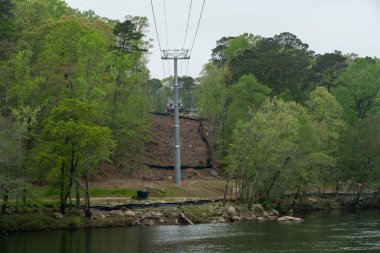 Columbia, SC - ABD - 2 Nisan 2025 - Columbia 'daki Riverbanks Hayvanat Bahçesi' nde yeni bir kablo asansörü inşa ediliyor