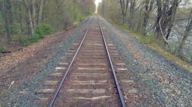 Eski bir demiryolunun dikey çekimi